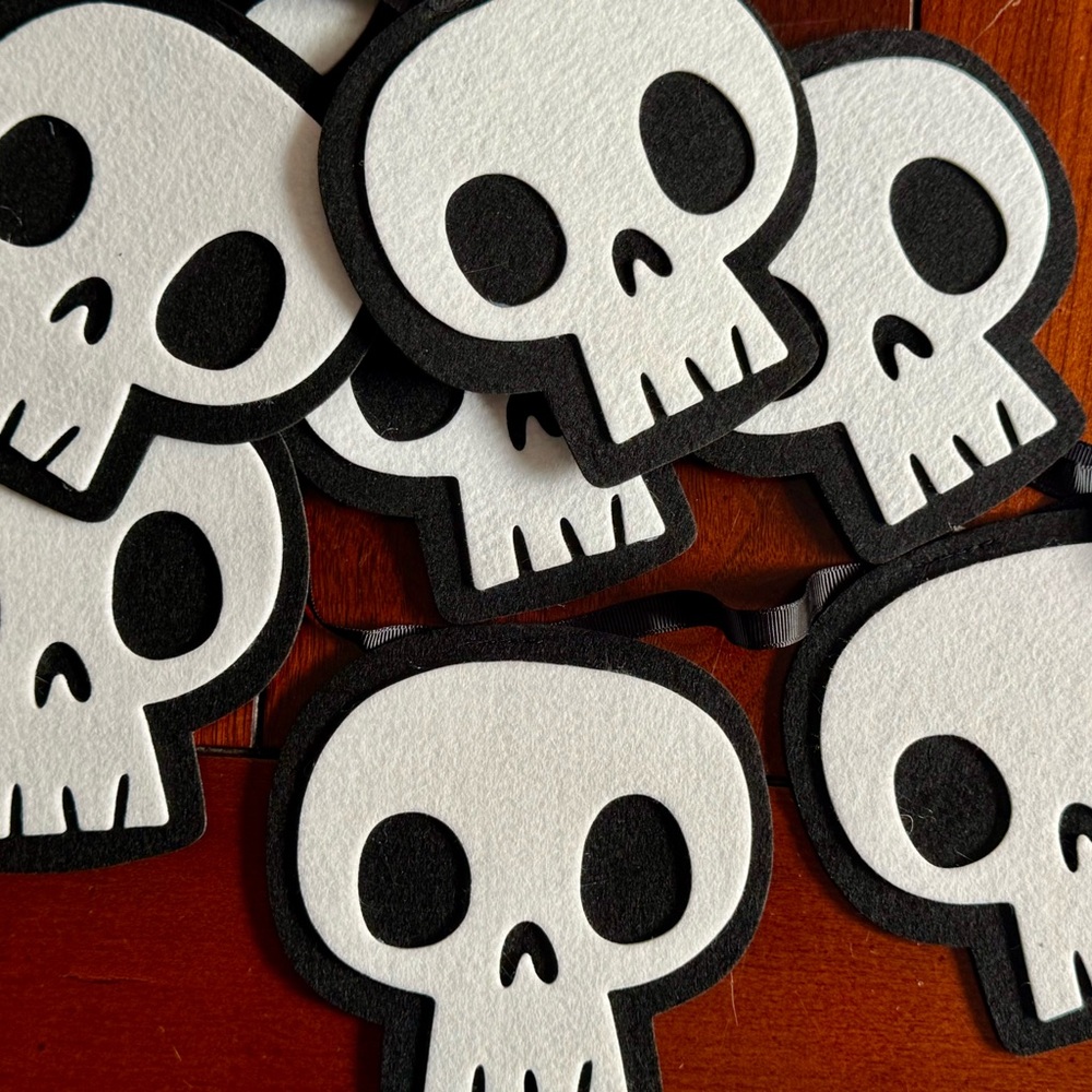 Black and White Skull Felt Halloween Garland Decoration